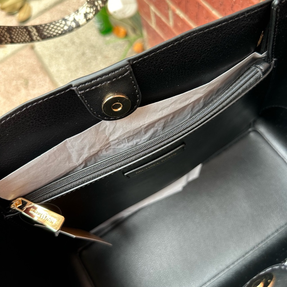 SALE 💕Michael Kors Black and Snake Pattern Tote and wallet - Picture 8 of 12